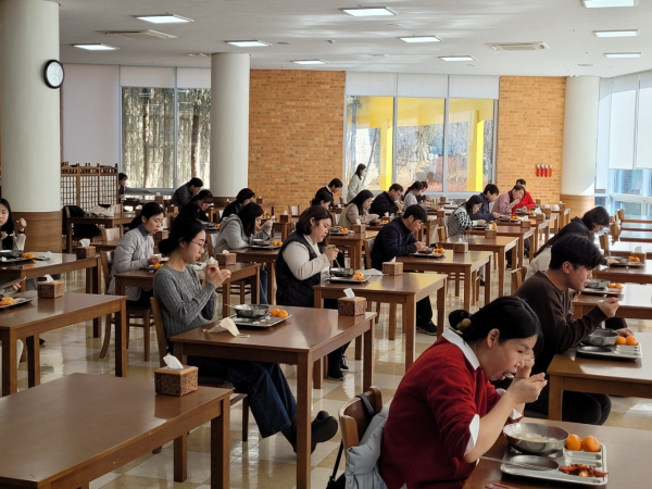 27일 효문화마을 구내식당에서 중구자원봉사협의회 주관으로 진행한 떡국 행사