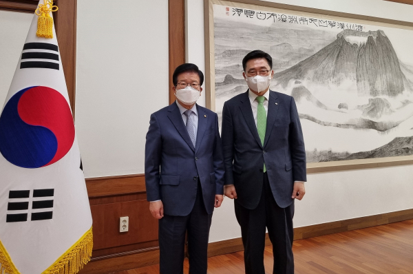 간담회 사진  * 한국농수산식품유통공사 김춘진 사장(우측), 박병석 국회의장(좌측)