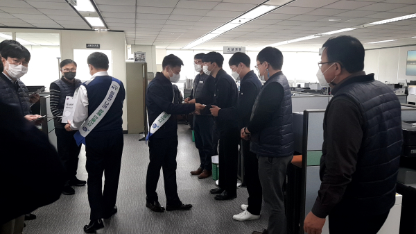 윤혁천 영남본부장(우측 5번째)이 27일 본부 직원들에게 청렴마스크를 배부하고 있다.