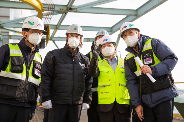 태안발전본부에서 안전점검 중인 박형덕 서부발전 사장(왼쪽 세 번째)
