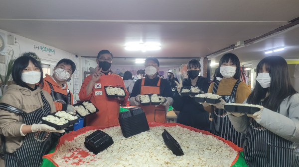 서리서리봉사단 봉사활동 떡국떡 포장