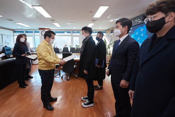 정책특별보좌관 위촉장 수여 장면