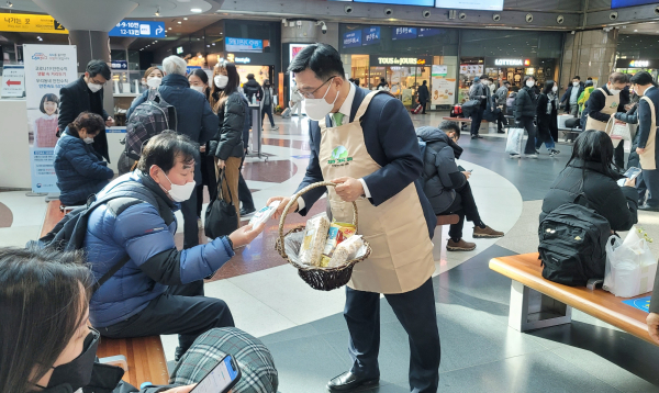 용산역사 ‘코리아 그린푸드 데이’ 홍보 행사 현장 * 한국농수산식품유통공사 김춘진 사장(우측 1번째)