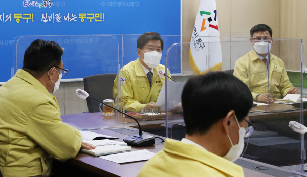 황인호 동구청장이 지난 28일 오전 동구청 중회의실에서 열린 오미크론 확산 방지 긴급회의를 주재하고 있다.