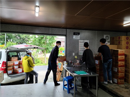 집배원들이 '집배모니터링'을 위한 물품 수령 장면