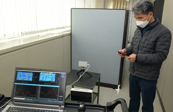 ETRI 연구진이 벽 너머의 피해자 존재 여부를 FMCW 레이더 센서를 통해 탐지하는 모습을 시연하고 있다. / ETRI 제공