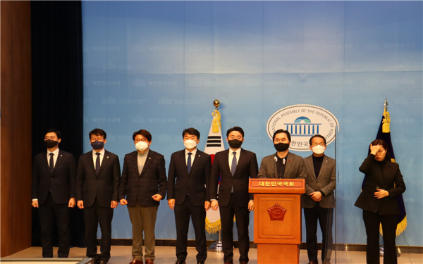 더불어민주당 충청권 국회의원들이 3일 ‘윤석열 후보의 충청권 사드 배치 공약 반대 기자회견’ 열고 공약 철회를 촉구하고 있다.