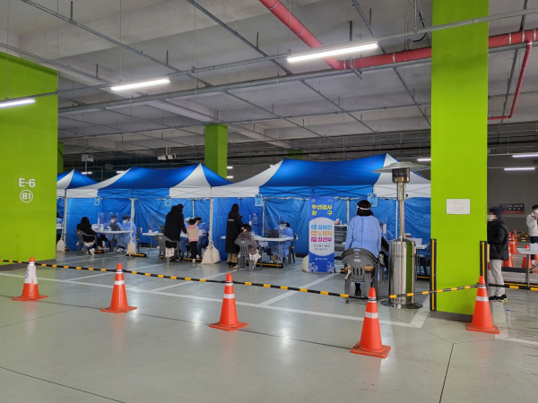 아산시 선별진료소 검사 장면