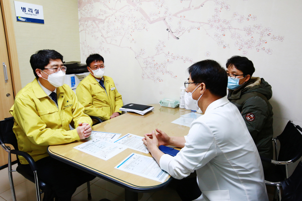 맹정호 서산시장이 3일 서산연합외과 병리실에서 서산시의사회 임원진을 만나 동네 병•의원 코로나19 진료 동참을 독려하는 모습