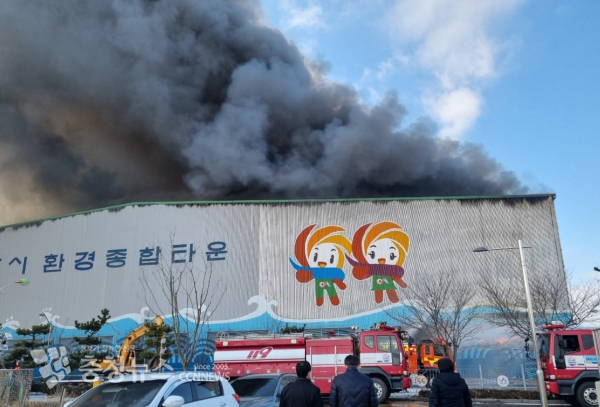 4일 오전 6시쯤 서산시 양대동 생활폐기물 매립장에서 발생한 화재로 인해 검은 연기가 치솟고 있다.