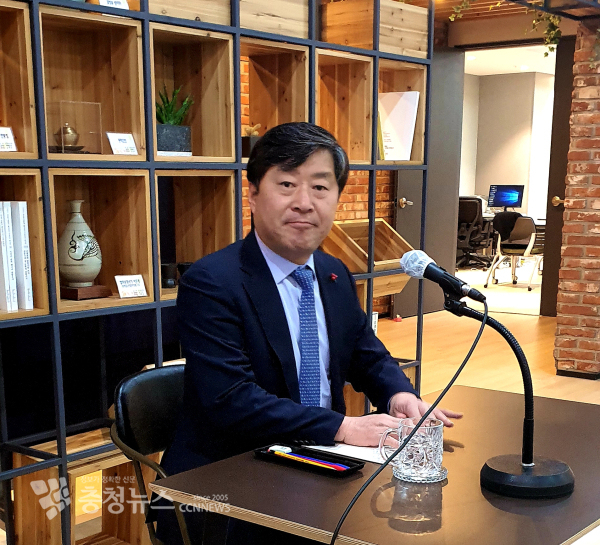 황명선 전 논산시장이 4일 도청 프레스센터에서 기자간담회를 하고 있다./이성엽 기자