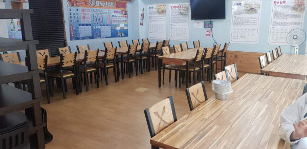 작년 음식점 좌식 테이블 개선 지원 사업에 선정돼 입식 테이블로 변경된 모습