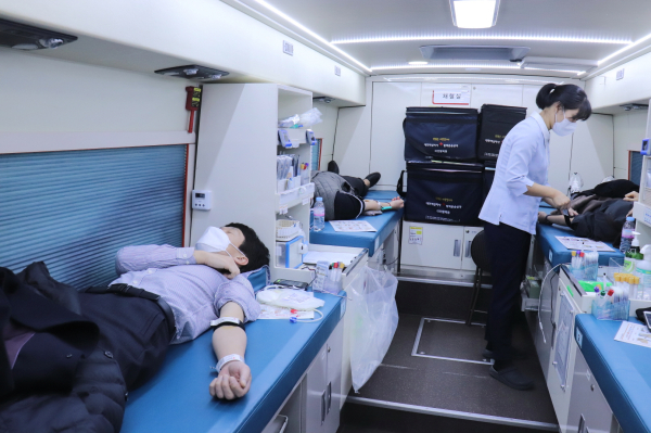 헌혈 봉사 중인 맥키스컴퍼니 임직원들