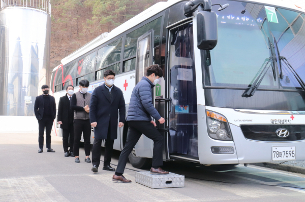 헌혈 봉사를 위해 대기중인 맥키스컴퍼니 임직원들