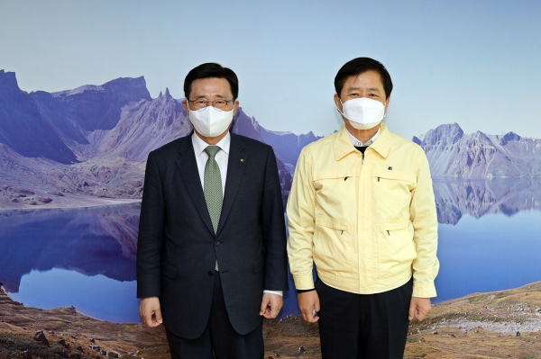 김춘진 한국농수산식품유통공사 사장(좌측), 전라남도교육청 장석웅 교육감(우측)