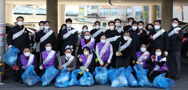 지난 8일 서산시의회(의장 이연희)가 터미널과 서산동부전통시장 일원에서 환경정화 활동과 함께 ‘청결 서산’ 캠페인을 펼쳤다