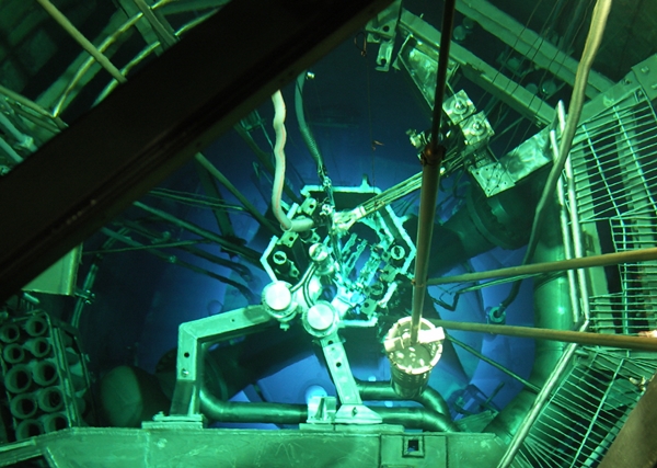 탄화규소 잉곳을 담은 도핑 장치가 연구용 원자로 ‘하나로’에 들어가고 있다.