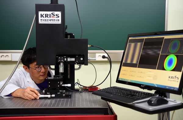 KRISS 첨단장비측정연구소 김영식 책임연구원이 3차원 나노 소자를 측정하고 있다