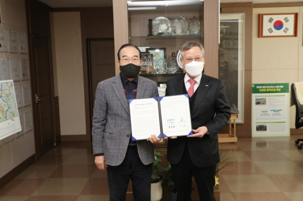 10일 보은군청 사무실에서 보은군과 ‘카드형 결초보은상품권’ 발행을 위한 업무협약을 체결했다.  (사진 오른쪽 반장식 조폐공사 사장, 왼쪽 정상혁 보은군 군수)