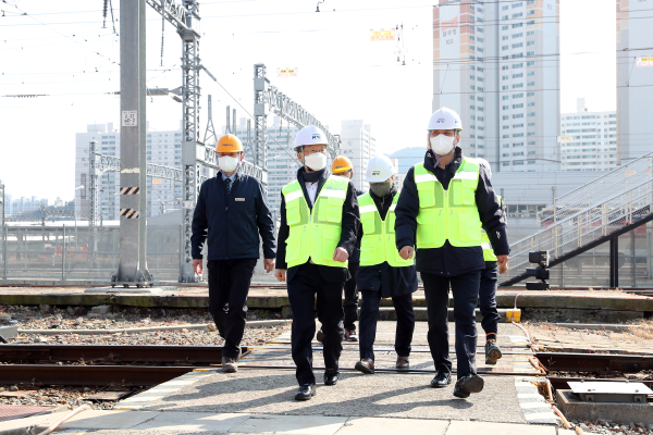 김한영 이사장이 10일 부전~마산 복선전철 건설현장을 찾아 사업 진행상황을 점검하고 있다.