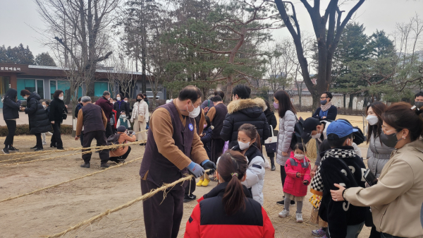 당진 기지시줄다리기 정월대보름 행사가 13일 서울 종로구 국립민속박물관 오촌댁 앞 잔디마당에서 개최됐다.