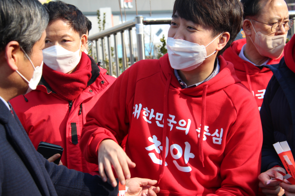 방역 팔찌 전달식을 하는 이준석 당대표