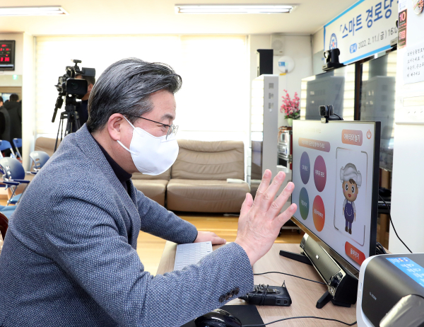 지난 11일 정용래 유성구청장이 스마트 경로당 서비스 시연을 하고 있다.