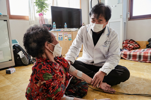 농촌재능나눔단체활동지원사업을 통해 농촌마을 어르신이 한방진료를 받고 있다