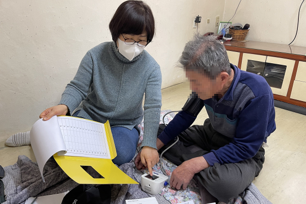 2월 음암면 대상 어르신 댁을 찾아 자동 혈압 측정기기를 무료 전달하는 모습
