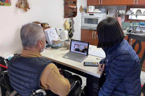 2월 인지면 대상자 가정을 방문해 원격진료를 돕는 모습