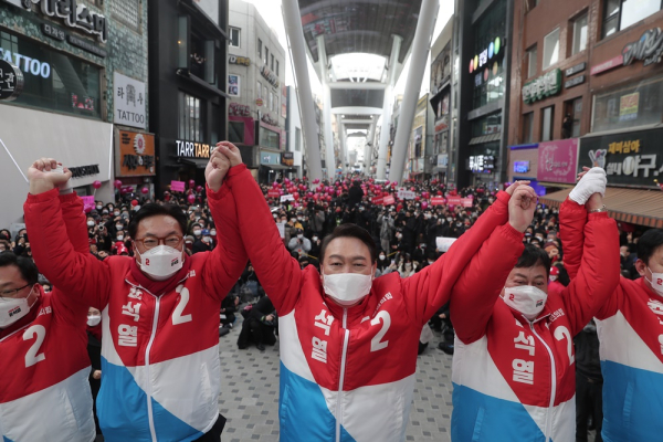 국민의힘 윤석열 대선 후보, 15일 대전 으느정이 거리 유세 모습.