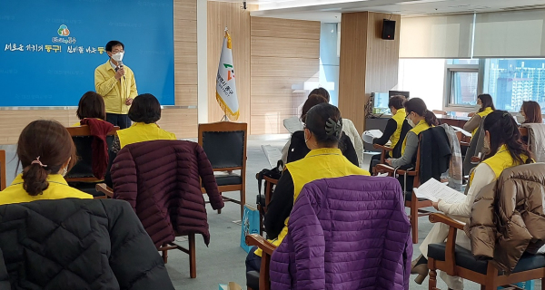 희망지킴이 참여자들이 지난 14일 동구청 대회의실에서 반려식물 키우기 실습 등 직무 사전교육을 받고 있다.