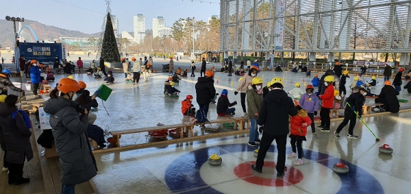 세숫대야 컬링대회 진행 모습