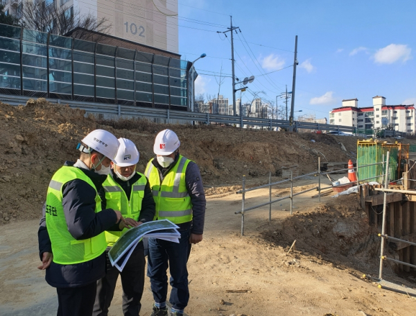윤혁천 영남본부장, 대구권광역철도 사곡역 신축현장 점검 모습
