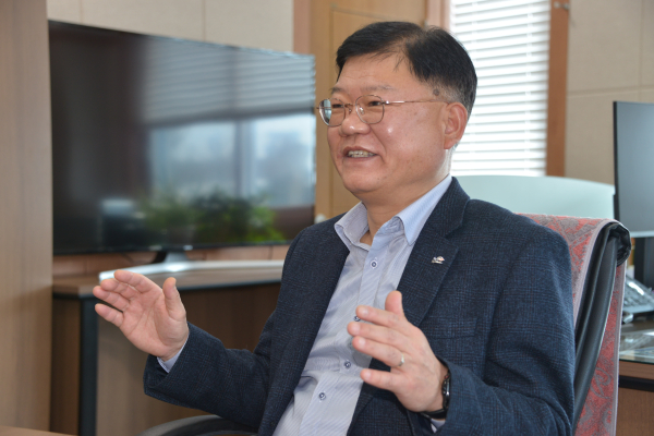 인터뷰 하는 김은수 한국농어촌공사 부여지사장