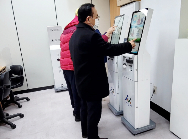 교육용 키오스크 체험 장면