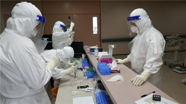 남원의료원 격리병동 내 임상시험 수행 모습