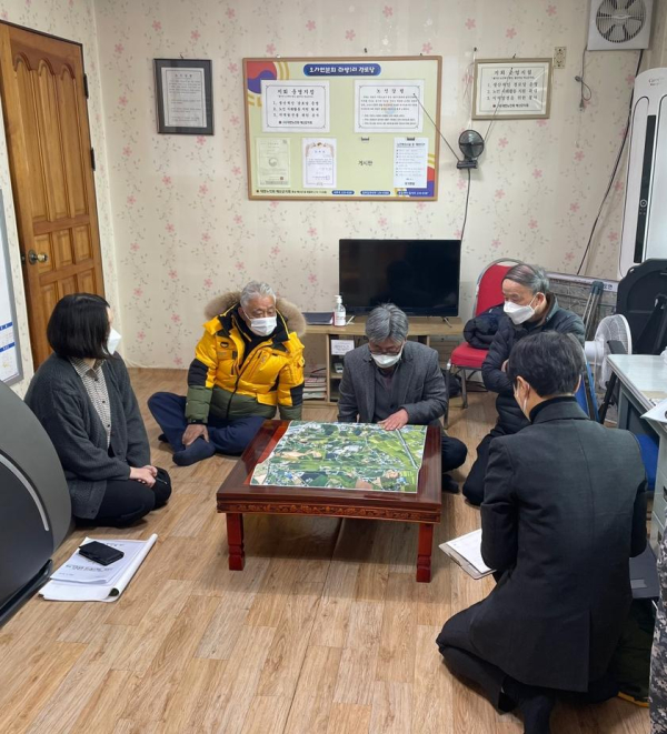 2022 지적재조사 관계자가 좌방리 이장 등에게 측량 및 조사시작에 앞서 사전 설명을 하고 있다/예산군 제공