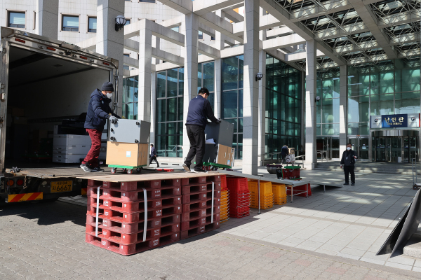 대전으로 이전하는 기상청 정책부서의 첫 이사짐이 18일 대전정부청사에 도착했다.