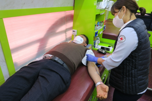현민우 대전시 탁구협회 회장이 17일 한남대학교에서 열린 탁구협회 헌혈행사에서 헌혈에 동참하고 있다.