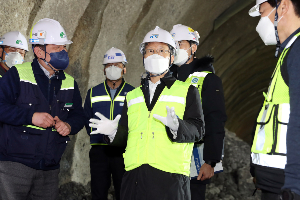 김한영 이사장(왼쪽 두번째)이 18일 삼성~동탄 광역급행철도 건설현장을 점검하고 있다.