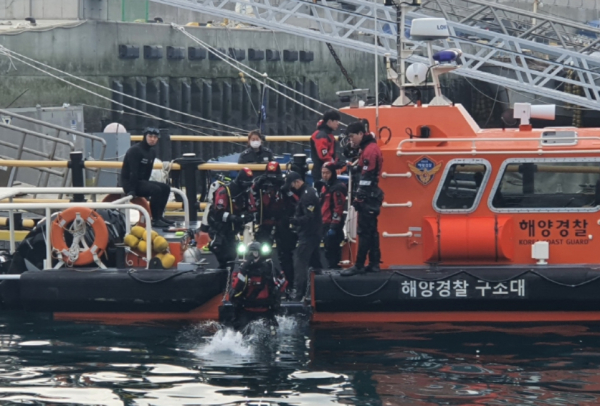 태안해양경찰서 구조대원이 안흥외항에서 수중 수색 훈련을 하고 있다. / 사진 = 태안해양경찰서 제공