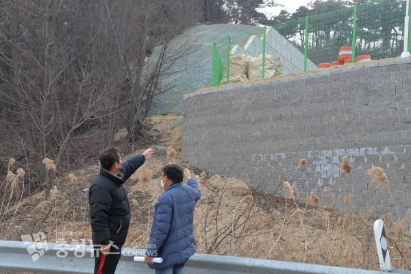 장암면 폐기물설치반대 대책위원들이 입지선정 부지를 가리키고 있다. [사진 최형순 기자]