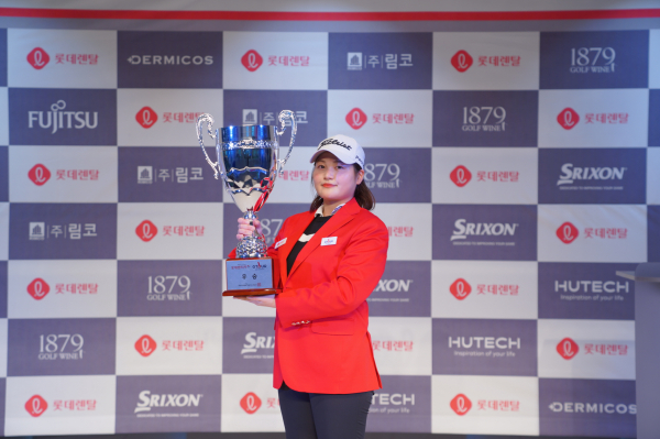 ‘2022 롯데렌터카 GTOUR 여자대회 2차’ 결선 시상식에서 우승자 홍현지가 우승 기념 포즈를 취하고 있다.