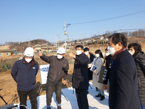 신도시 해제지역 연계교통망 순환축 도로개설공사 현장을 방문한 이태규 아산 부시장