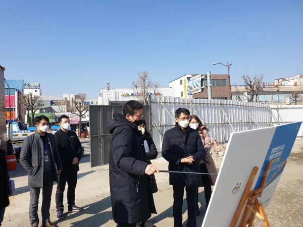 온양온천시장 복합지원센터 건립현장을 방문한 이태규 아산 부시장