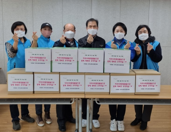 지난 17일 탄방동 행정복지센터와 지역사회보장협의체에서는 ‘행복생활 키트’를 제작하여 관내 나홀로 어르신 10가구에 전달했다.