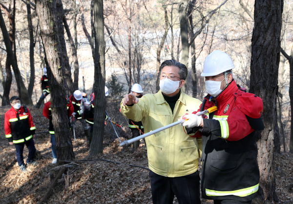21일 유성구가 죽동근린공원에서 산불 지상진화훈련을 실시하고 있다.