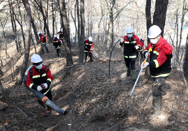 21일 유성구가 죽동근린공원에서 산불 지상진화훈련을 실시하고 있다.