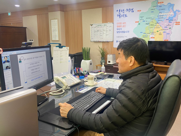 21일 오전 집무실에서 온라인 청렴교육을 받고 있는 임재남 이사장